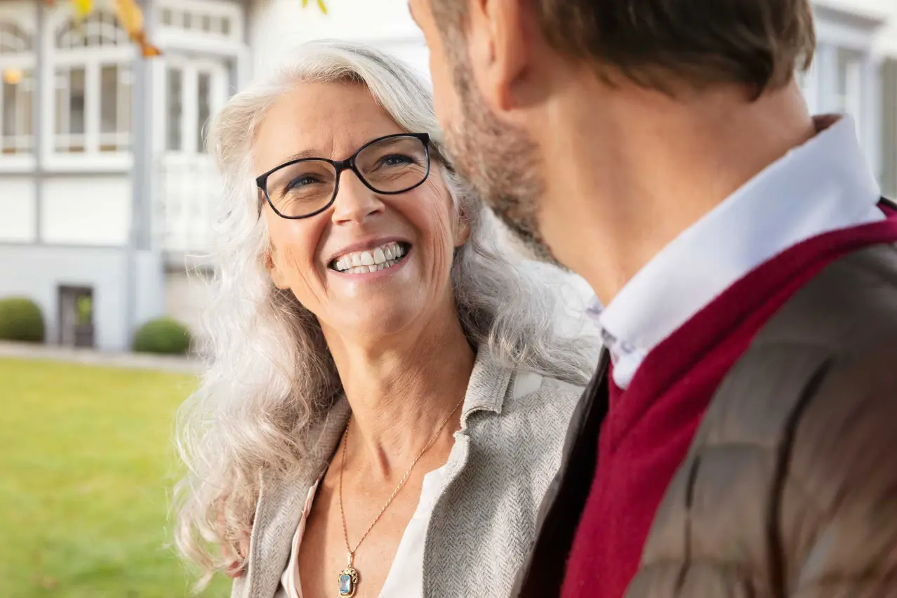 Sustainable building, building in background, consultation in foreground, investor with Sto advisor