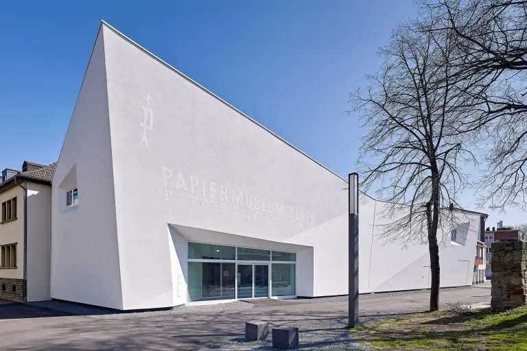 A düreni Papírmúzeum külső képe; fehér StoVentec homlokzat, Sto homlokzatfestékkel és vakolattal bevonva.