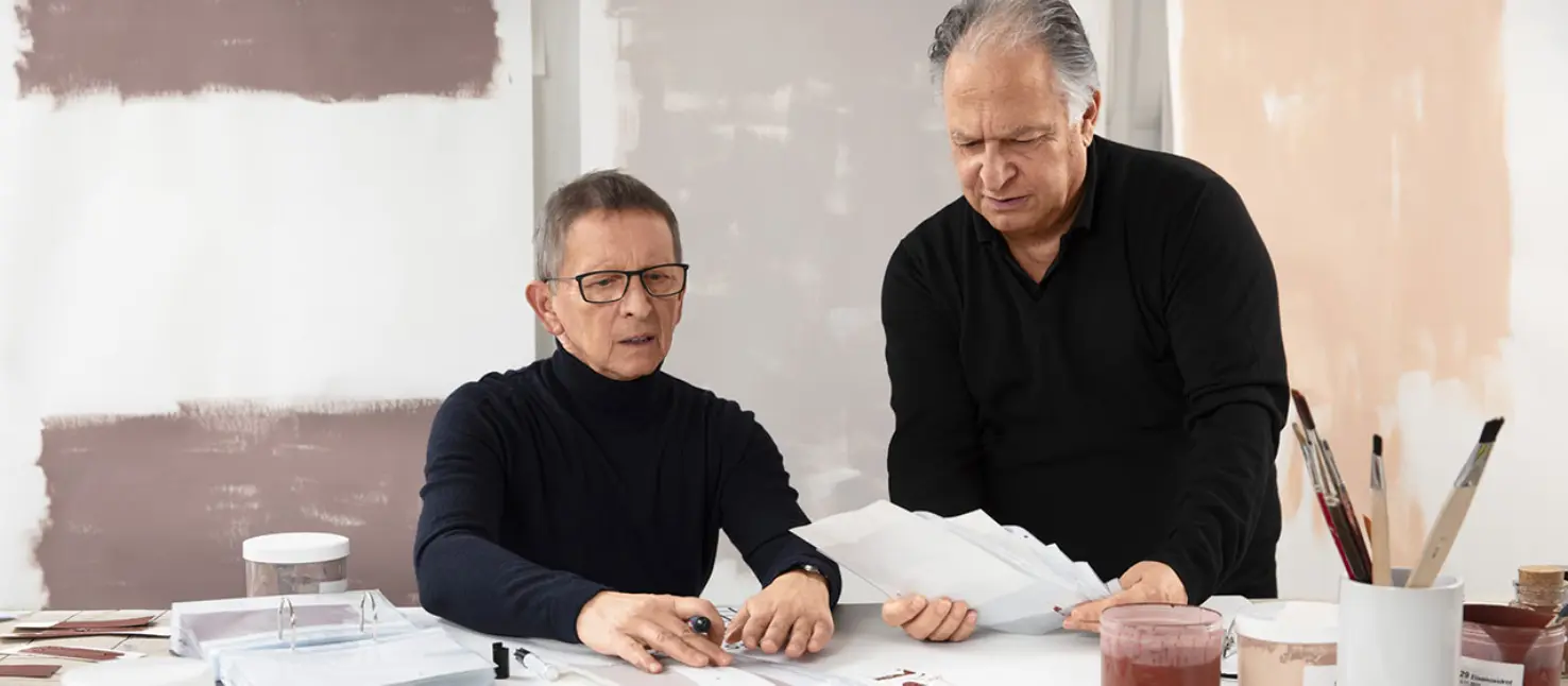 P. Appenzeller és A. Romano, StoDesign, az új StoColor rendszer színárnyalatainak értékelése közben